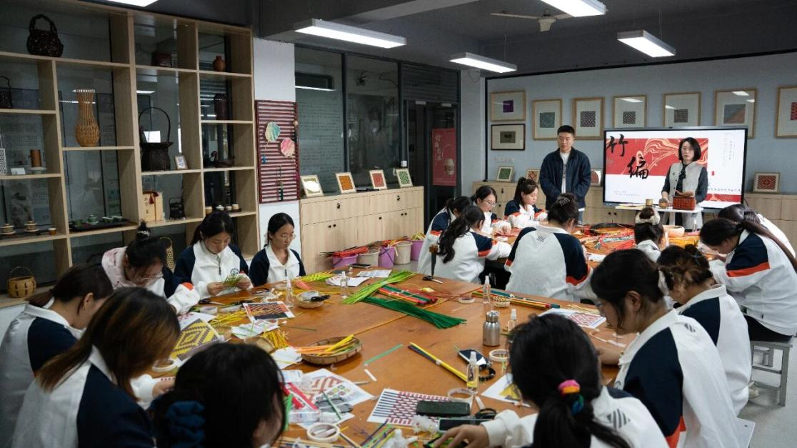 为非遗“添彩”，为青春“赋能”：江苏建院的文化育人新实践